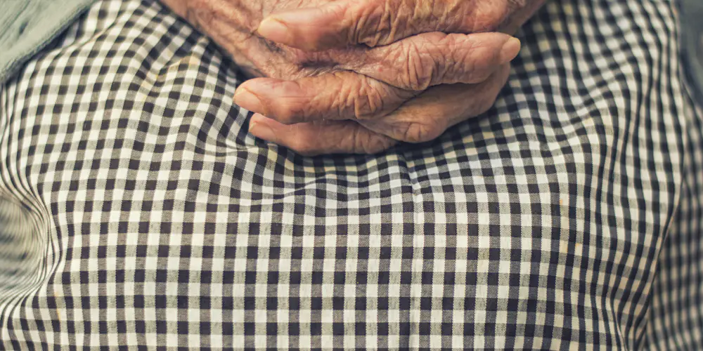 Mains d'une personne âgée, administration de biens