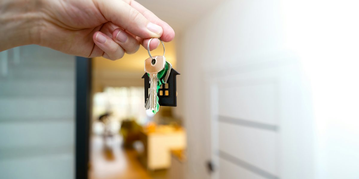Remise des clés après la vente d'une maison