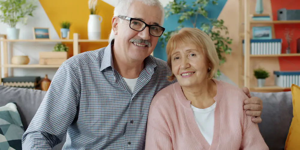 Couple de seniors dans leur maison vendue en viager