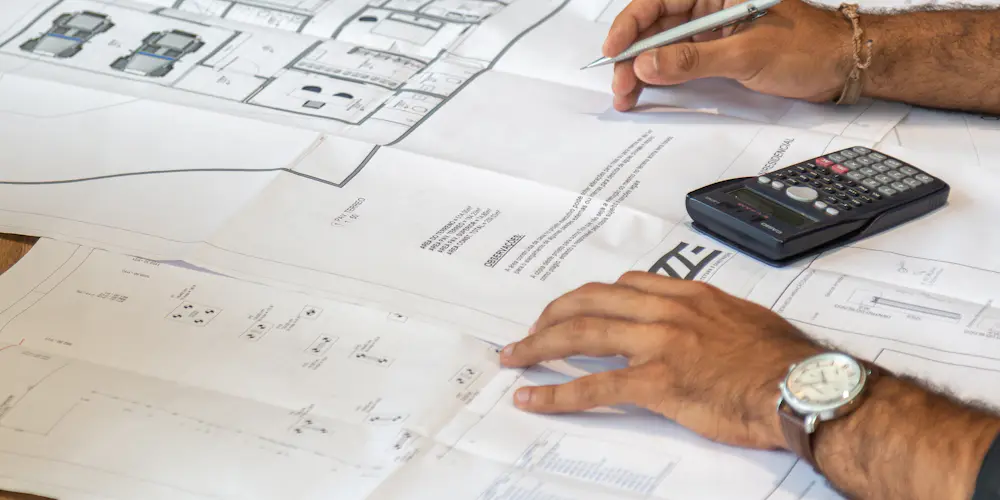 Expert immobilier étudiant les plans d'un bien