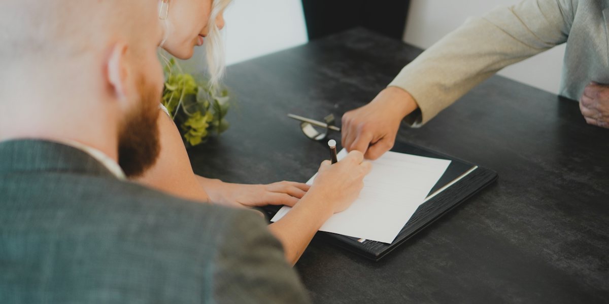 Signature d'un accord de rachat de part