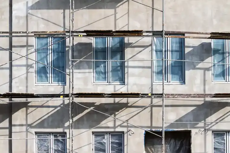 Façade sous échafaudage en fin de chantier, avant la réception provisoire